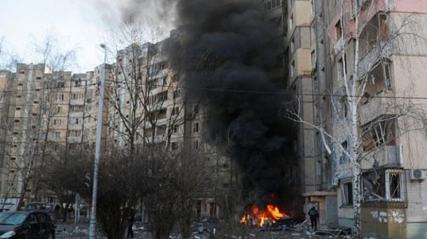 Одеса под атака на руски дронове, улучена е жилищна сграда