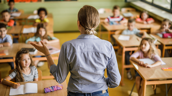 Предлагат 20% увеличение на учителските заплати. Средната става 3000 лв.