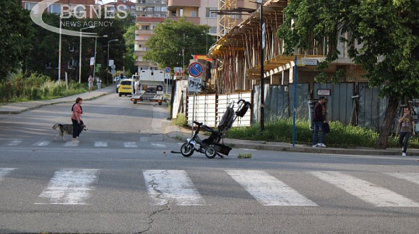 Пенсиониран полицай блъсна майка с детска количка на пешеходна пътека