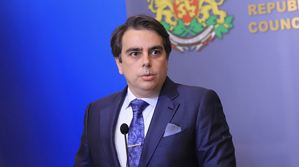 Министър Василев: Няма да има драстични движения в цените на тока за бита
