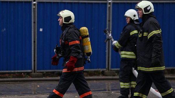 Пожарникари гасят огъня в ”Мини Марица-изток”