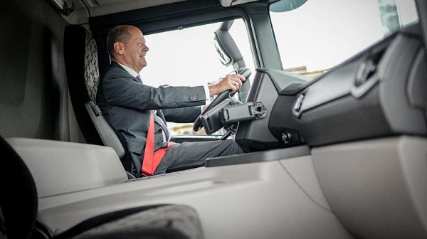 Германският канцлер се чуди какъв да стане след политиката – шофьор на камион или фермер