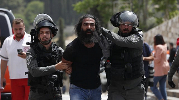 Стотици ранени палестинци след нови сблъсъци с израелската полиция