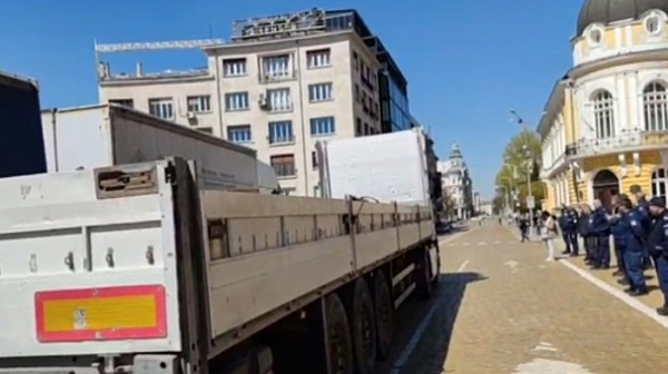 Камиони блокираха Народното събрание