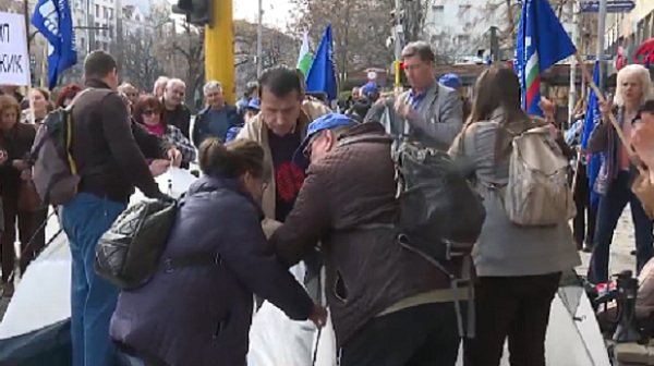 Медиците няма да спрат да протестират за по-високи заплати