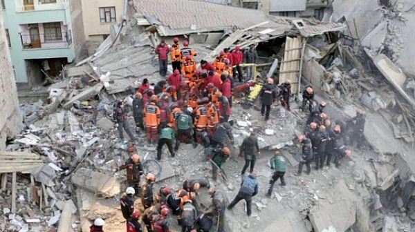 Спасиха дете от руините след силния трус в Турция, броят на жертвите расте