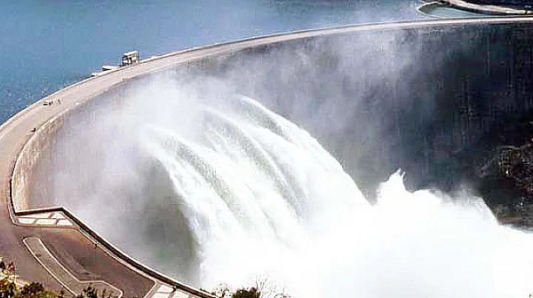 Язовири преливат, други са пред препълване