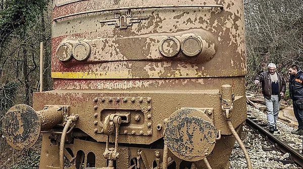 Нов жп инцидент: Влак излезе от релсите край Трявна, има ранени