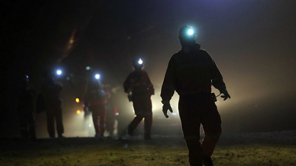 Около 20 миньори са затрупани след взрив в сръбска мина