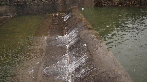 Общо 6 язовира в страната преливат