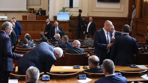 Депутатите приеха: Въвежда се извънредно положение в страната