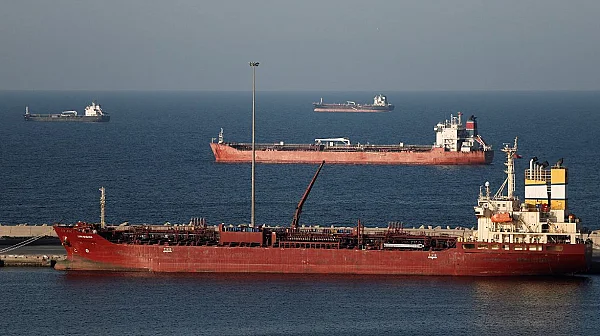 Иран заплаши света с цени на петрола по 200 долара на барел и удари по банки