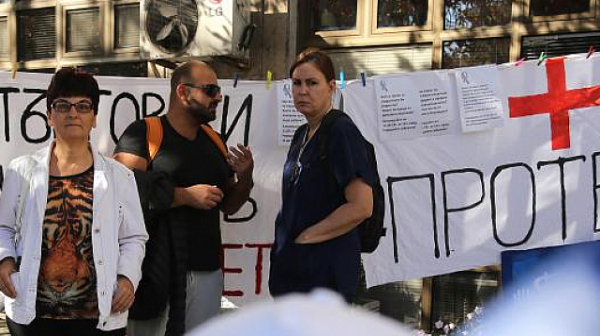 Барикада на медици пред здравното министерство