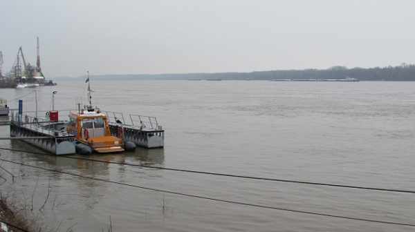 Фериботът Оряхово-Бекет спря заради ниското ниво на река Дунав