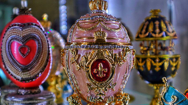 Мъж погълнал златно яйце на „Фаберже”, обвинен е в кражба