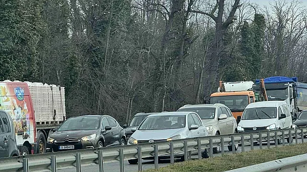 Протест на пътната помощ блокира магистрала Тракия до София