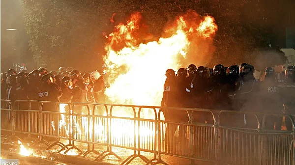 Тирана пламна: Коктейли „Молотов“ и сълзотворен газ срещу Рама