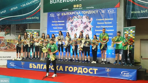 С аплодисменти и „Притури се планината“: България посрещна световните шампионки по волейбол