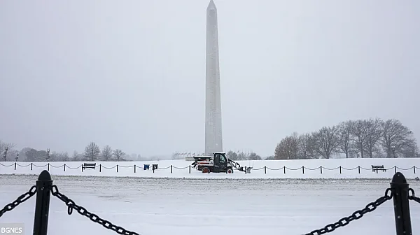 САЩ в колапс от мощна зимна буря: Хиляди полети отменени, милиони без ток