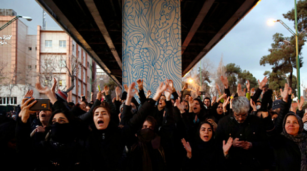 Задържаха британския посланик за организиране на протести в Техеран