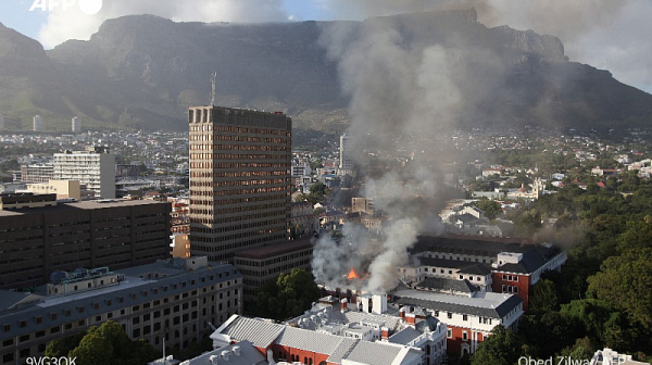 Продължава борбата с пожара в парламента в Кейптаун