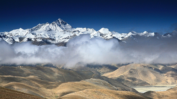 Хеликоптер с чуждестранни туристи падна днес близо до връх Еверест в Непал, петима са загинали