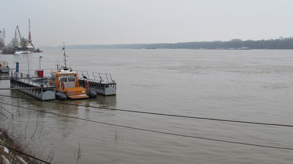 Дунав на минимум: Фериботите спират, корабите чакат