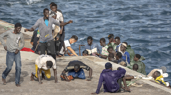 Франция ще спира и малките лодки с мигранти към Великобритания през Ламанша