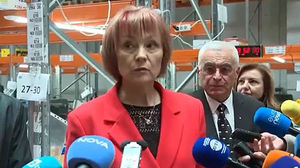 Нощна акция „Машини“: Бусове разнасят техниката за вота под засилена охрана