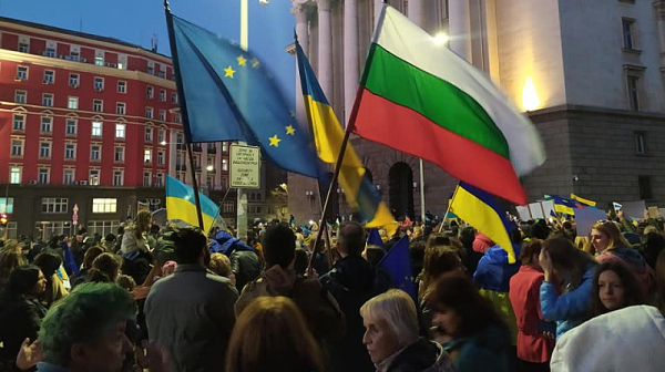 Тази вечер - шествие за Украйна в София, украинските цветове греят на Парламента и Министерския съвет