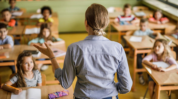 Минималната учителска заплата ще е 1089 евро от 1 януари