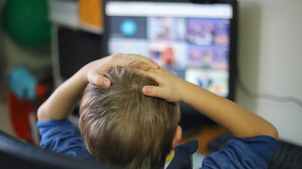 Грипът плъзва сред все повече деца: Учениците в Пловдив минават на онлайн обучение