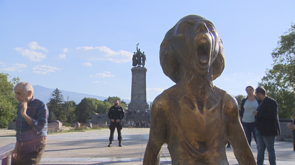 „Викът на Украйна“ срещу Паметника на Съветската армия
