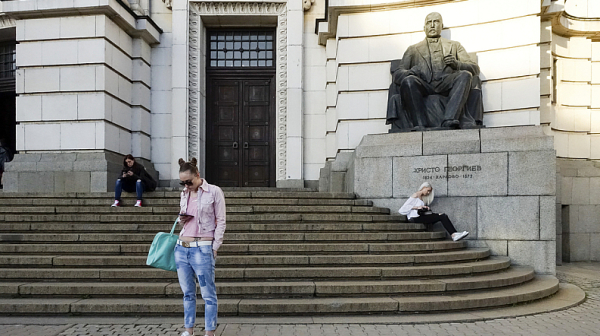 Близо 43 000 млади българи прекъсват да учат – най-често заради липса на средства
