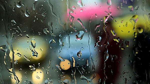 Облачно и дъждовно време, постепенно затопляне към края на седмицата