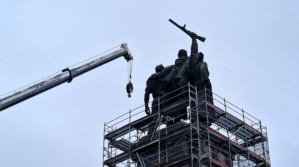 Полиция ще охранява денонощно района около Паметника на съветската армия