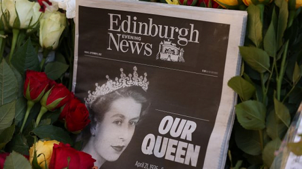 Кортежът с тленните останки на Елизабет II вече е в Единбург