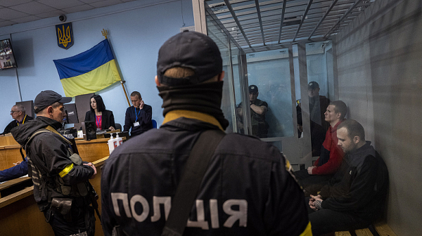 Двама руски войници се признаха за виновни за военни престъпления пред украински съд