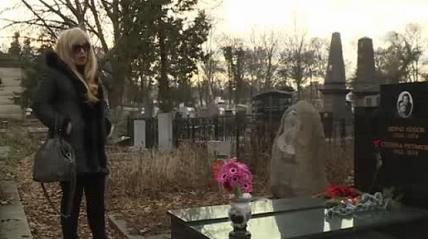 Дъщерята на Стоянка Мутафова за откраднатия кръст от гроба: Това е непростимо