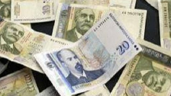 Мъж внесе 4000 лв., посипани с нафталин, предизвика пожар в банков клон в Горна Оряховица