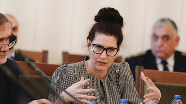 Привикаха Калина Константинова в парламента да обясни за бежанците