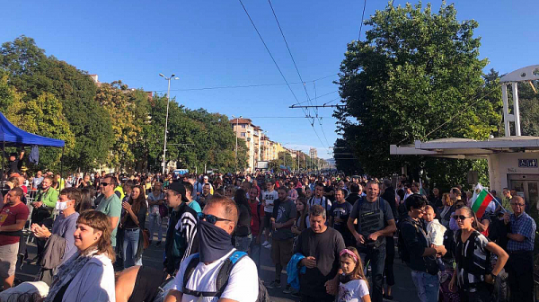 На живо! Хиляди на митинг-концерт на Орлов мост скандират ”Оставка” за Борисов и Гешев /снимки/