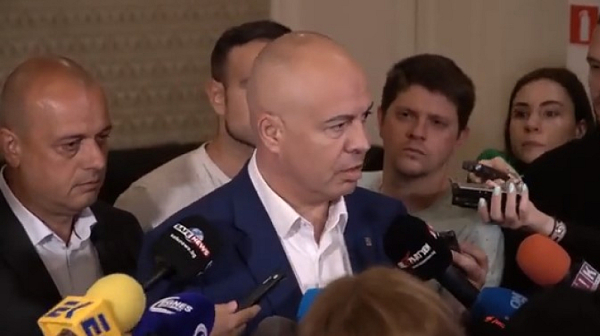 Свиленски алармира, че Борисов не се е отказал от имунитета. Определи случващото се като цирк