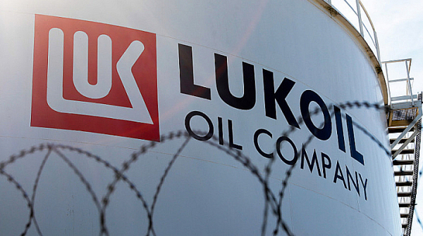 Влизат в сила американските санкции срещу „Лукойл“ и „Роснефт“