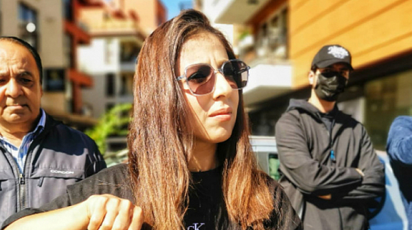 Иранка отряза косите си пред посолството на ислямската република в София