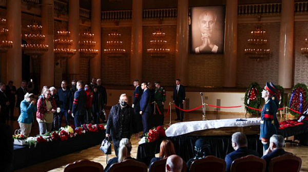 Хиляди си взимат последно сбогом с Михаил Горбачов