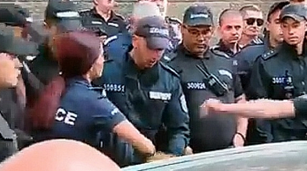 Очевидец: Полицаи дърпаха за косата една от майките пред НС без никаква причина