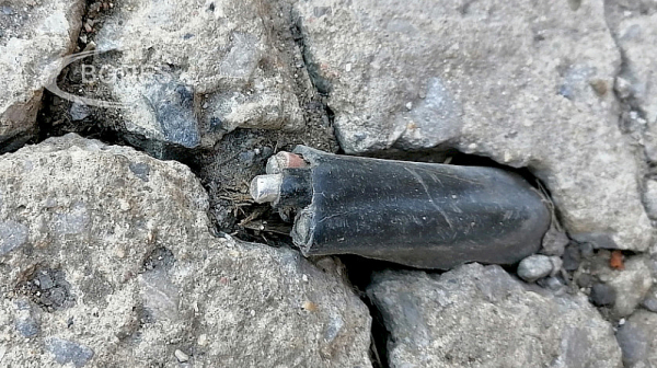 Оголен кабел стърчи от шахта на столичния бул. „Луи Пастьор“