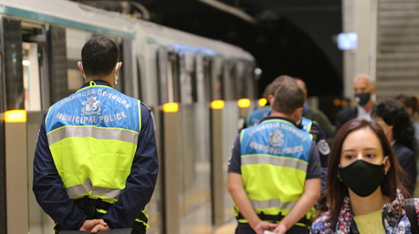 Полицай ударил и влачил по земята ученик без маска в метрото