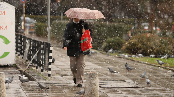 Баба Марта е сърдита: Студено време, валежи от дъжд и сняг